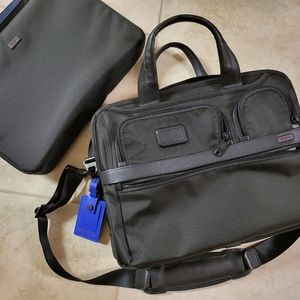 New Tumi Alpha 2 Black Expandable Organizer Laptop Brief - Original $495